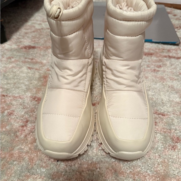 Calvin Klein Off-White Quilted Lug Sole Snow Booties - Picture 4 of 5